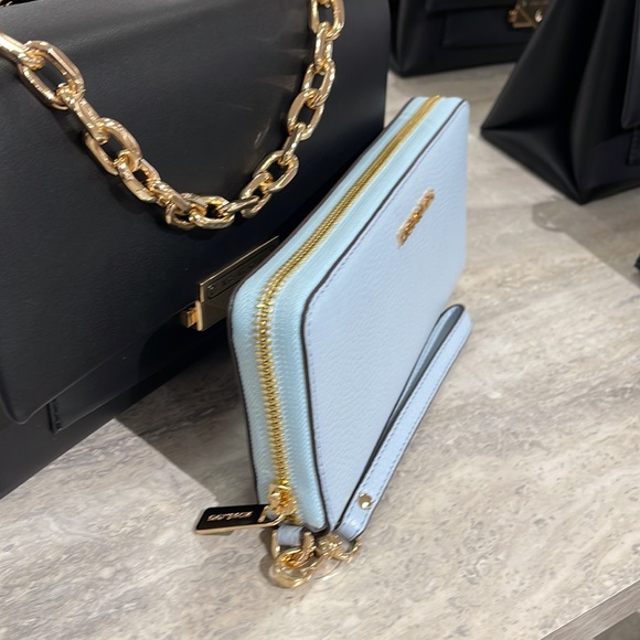 MICHAEL KORS LARGE TRAVEL CONTINENTAL WRISTLET WALLET PHONEHOLDER 
Vista Blue - Picture 12 of 16